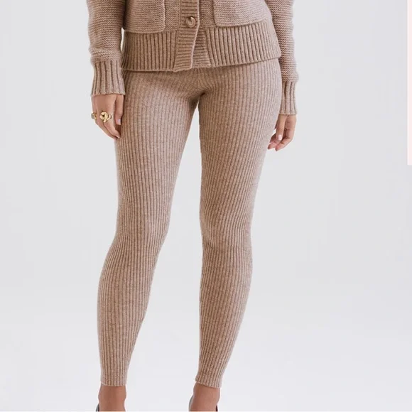 House of CB
BARLEY CHUNKY NATURAL WOOL CARDIGAN full set
Brand new without tags - Picture 2 of 9